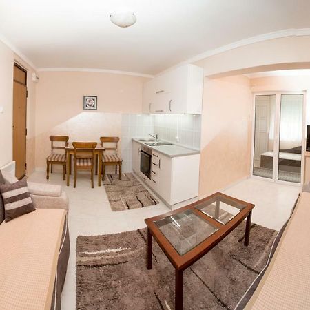 Appartement Valentina Apartman à Petrovac Extérieur photo